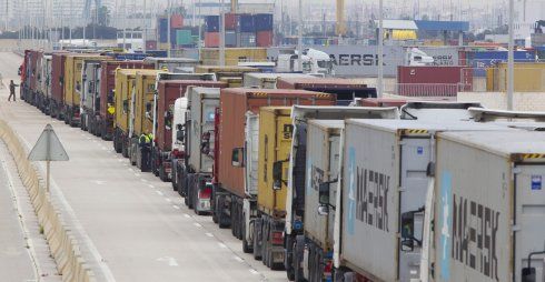 Cola de camiones durante la huelga de estibadores de la semana pasada. :: damián torres