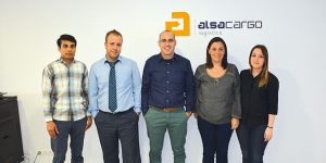 De izquierda a derecha, el equipo de Alsacargo Logistics: Usman Afzal, operativo; Vicente Sanz, managing director; Álvaro Guillot, ventas; Úrsula López, operativa; y Aurora Aller, documentación. Foto Loli Dolz.